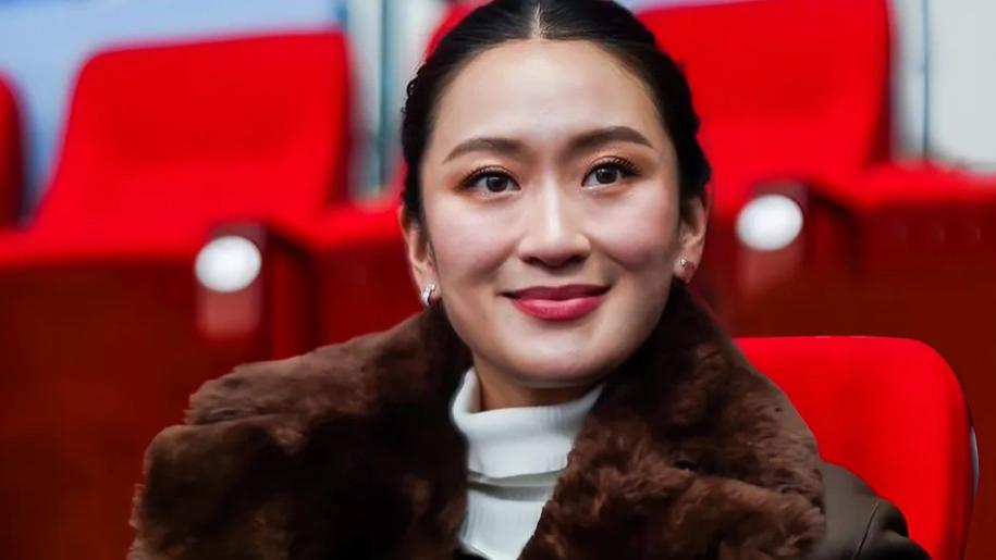泰国美女总理有风格：被举报后，穿珍珠鞋配高定服装，又美又飒
