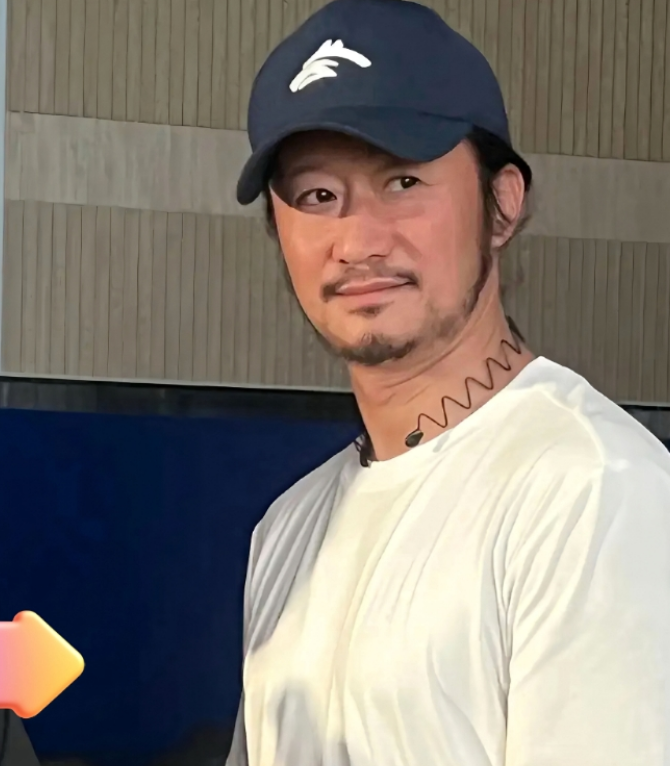 为什么吴京沦落到全网黑？
原因其实很简单，
早在几年前的采访中就暴露了他的自大和