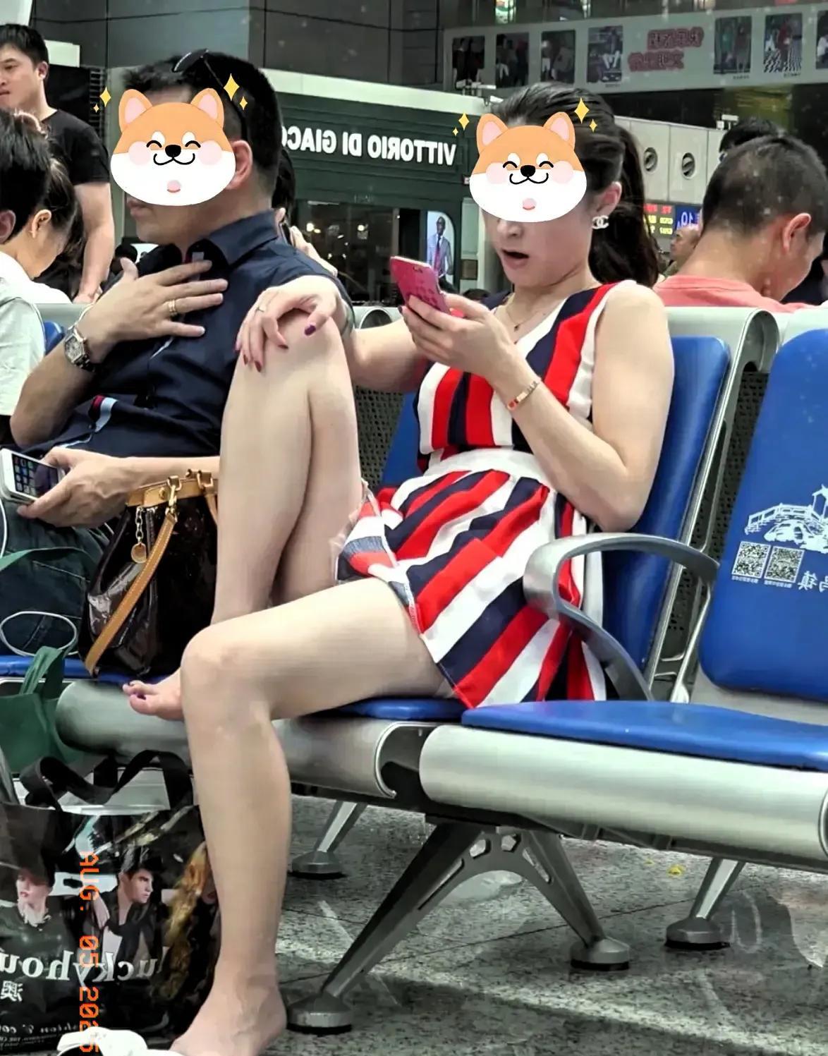 只要自己不尴尬，尴尬的就是别人。
一女子在火车站候车，只见她撒着拖鞋，穿着超短裙