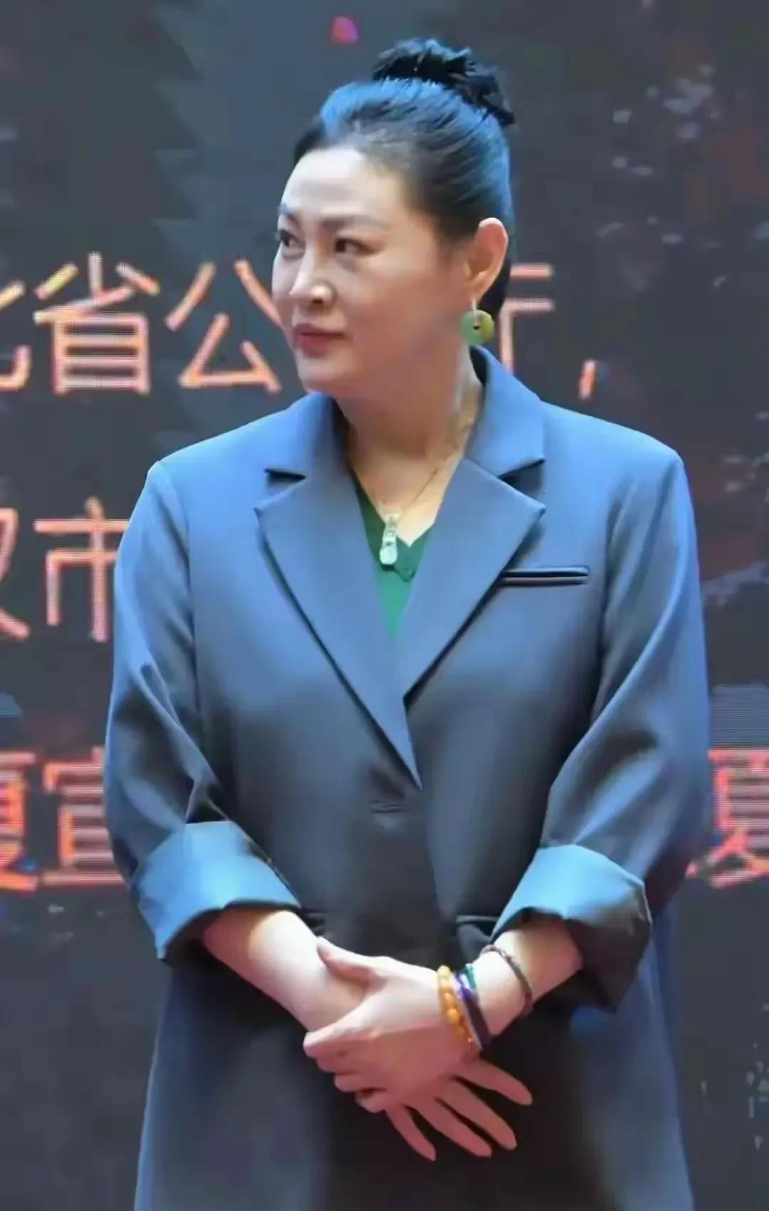 这个五大三粗的老美女，你认出是谁了吗？