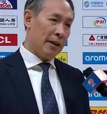 北京男篮主教练许利民：之前不知道曾凡博是这么优秀的运动员。北京男篮主教练许利民谈