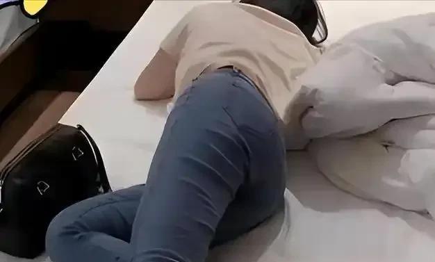 上海，已婚男子与女网友开房，次日早晨见女网友还没醒，独自离开，而后因多次联系女网