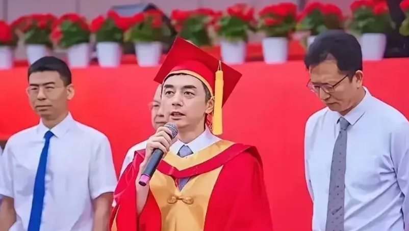 一场再正常不过的毕业典礼，被学生起哄而打破，导致舆论铺天盖地！下不下来看校长的格