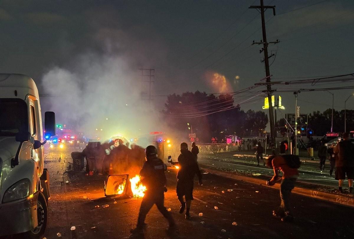 美国爆发喜闻乐见的风景线~~~你见过洛杉矶凌晨四点钟的爆震弹吗？
由于特朗普派人