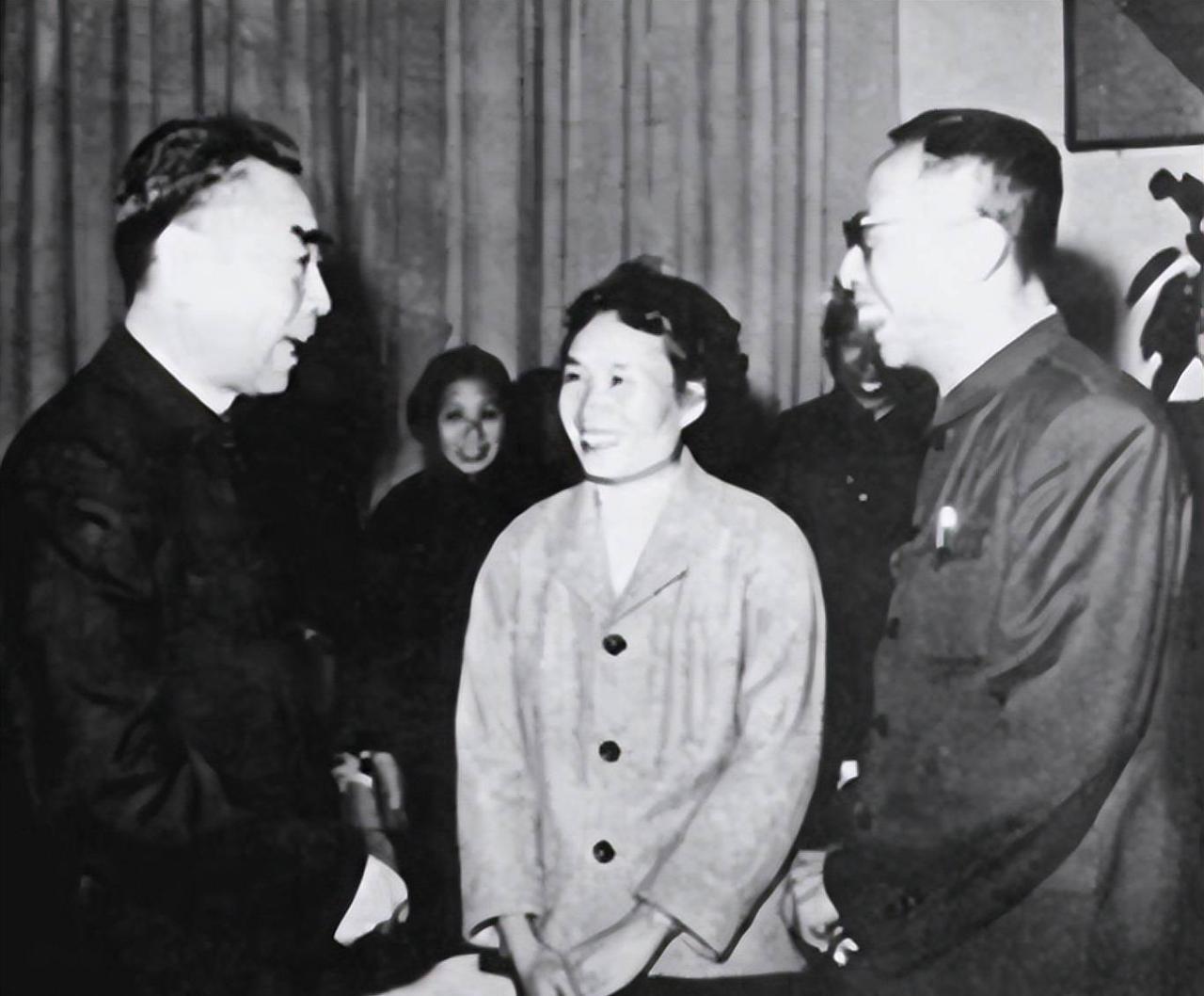 1962 年，56 岁的溥仪娶了 38 岁的女护士李淑贤。新婚之夜，溥仪开着 1