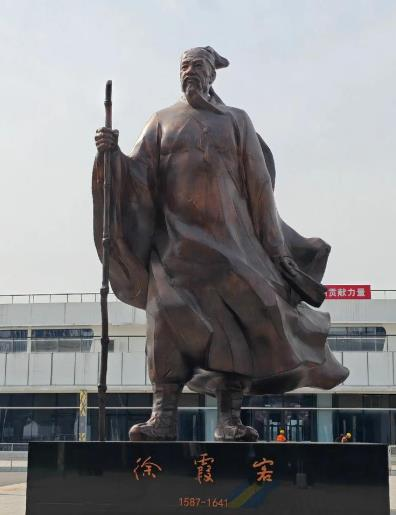 1617年，徐霞客偷偷宠幸了发妻侍女周氏，并怀了身孕，谁料，待徐霞客云游回家时，
