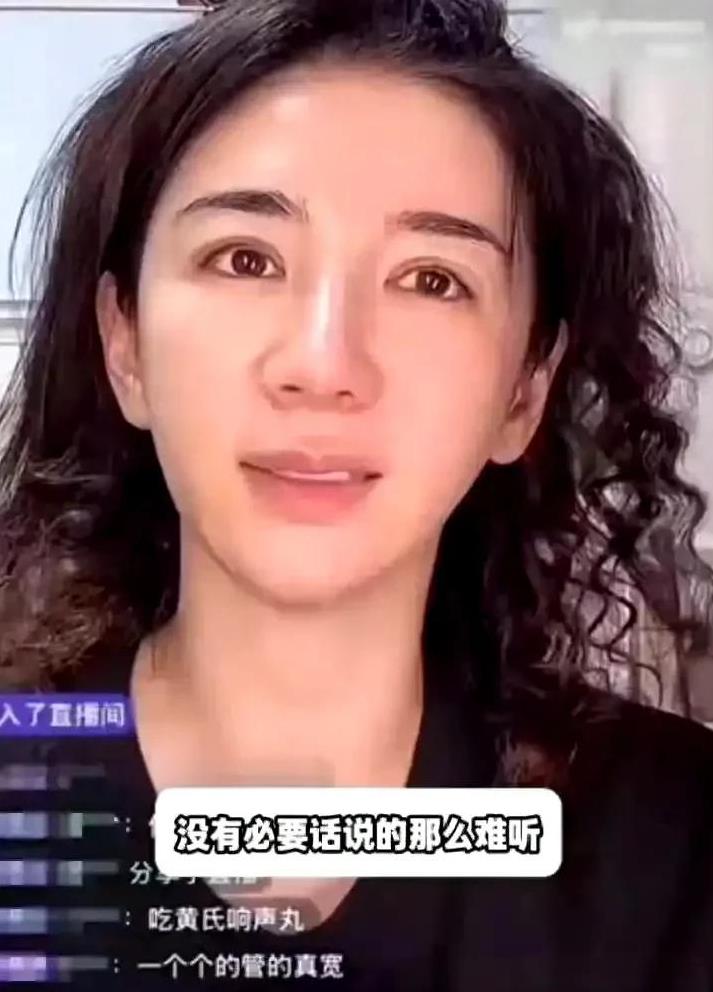 黄奕再就女儿被抵制出道一事作出回应，却因直播中的怒怼引火烧身。
面对网友的争议，