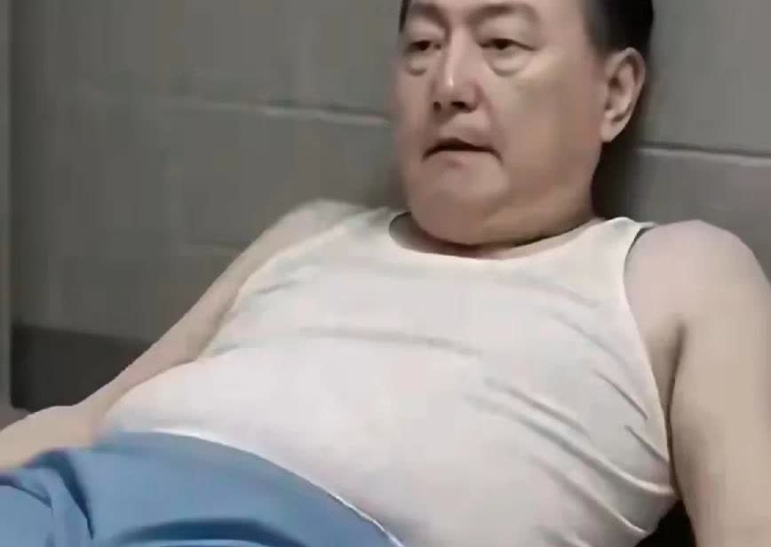 韩国前总统尹锡悦，彻底沦为笑柄！在看守所脱衣躺倒、撒泼打滚，连最后一丝体面都不要