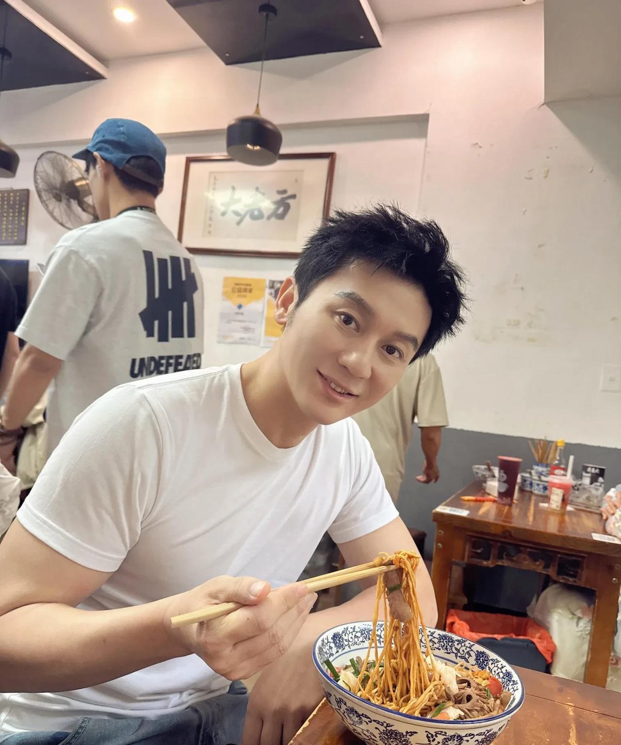 李晨来杭州又去吃面啦！简单白T配牛仔裤，坐在面馆超接地气～ 这美颜效果拉满，看着