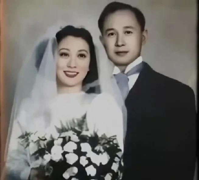 看看年轻时的钱学森和蒋英，真是郎才女貌，一表人才。再看看年老后的钱学森和蒋英，温