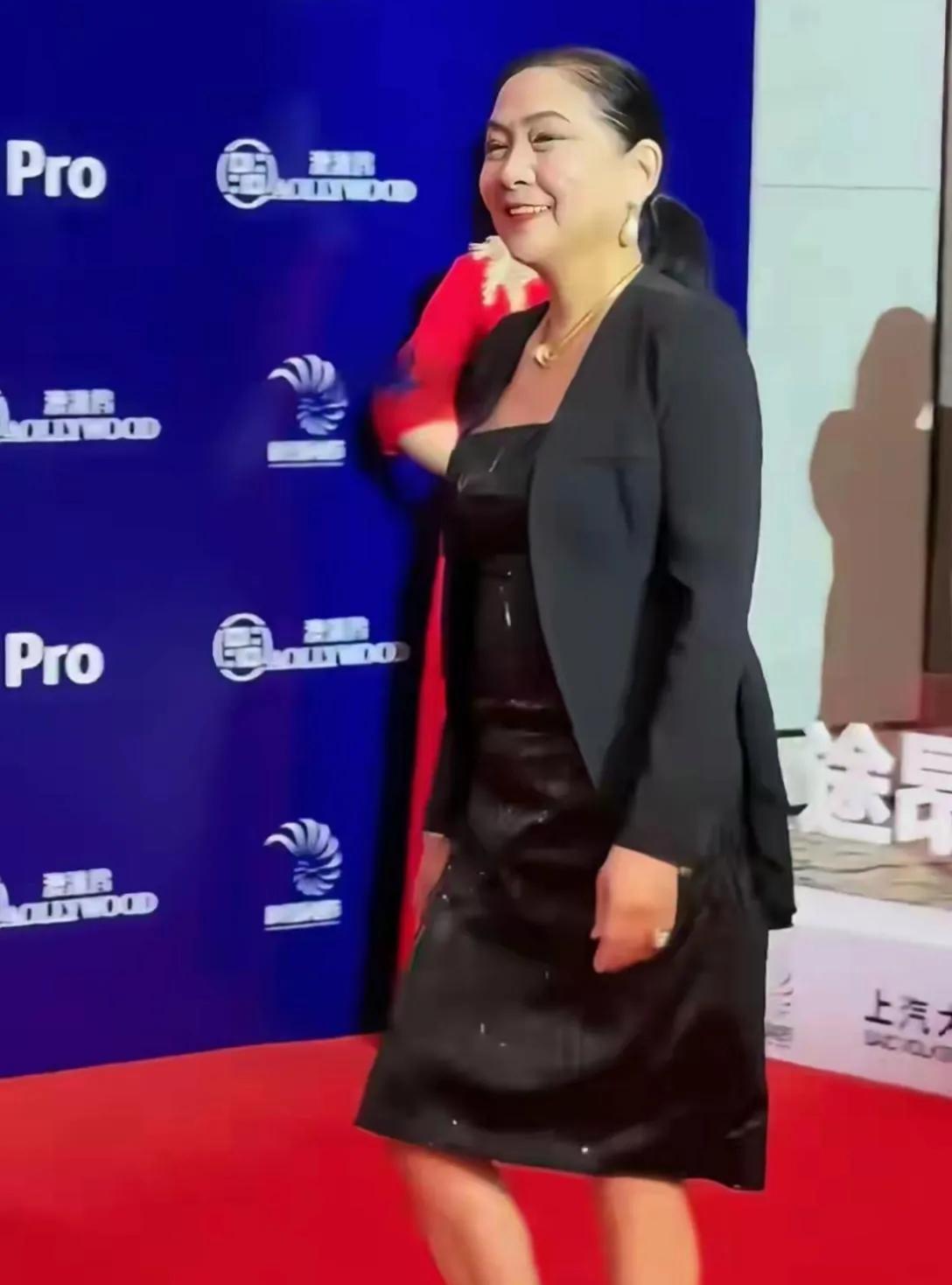 这位穿一身黑衣服也看着很发福的女演员是谁呢？大家有认出来的吗？