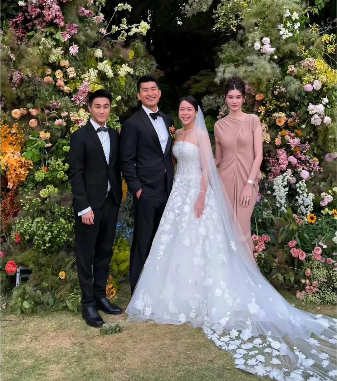 奚梦瑶，太美了。
5月11日，奚梦瑶何猷君参加朋友婚礼照片曝光，奚梦瑶整个人美的
