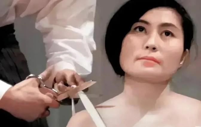 1964年，31岁日本女人下跪，请求：“来吧，剪下我的衣服，随便哪里都行。”台下