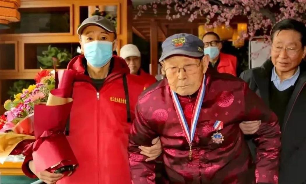 2022年3月18日，老兵百岁生日，问道：台儿庄战役的29万大军，还剩几人？想和