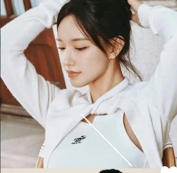 程潇和妹妹那个更美呀！
程潇自带舞台上的耀眼气场，浓颜系长相搭配灵动眼神，跳舞时