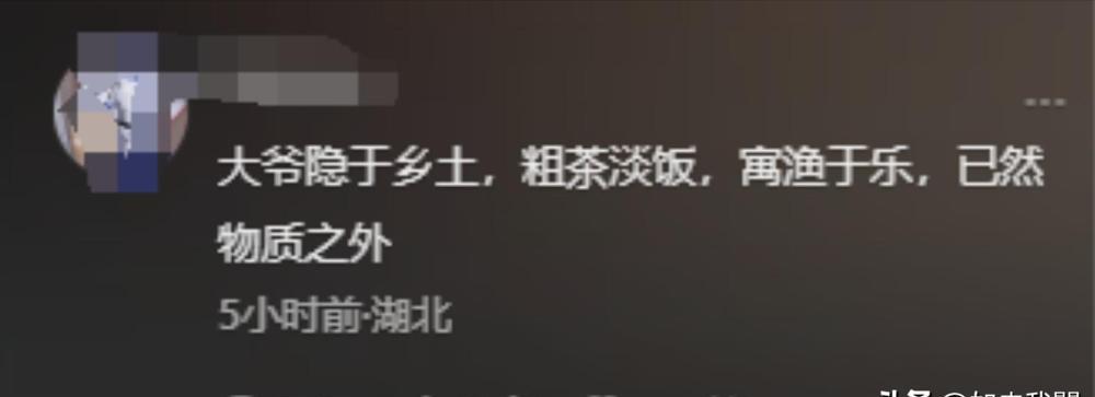 大爷，真是隐于市！
76岁大爷，骑着破旧的电动车，等待钓友。
肤色黢黑，家里乌黑