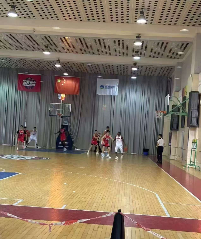 特雷伯克热身赛拿下38分。
昨天，广东男篮客场与广州男篮进行一场教学赛，最终广东