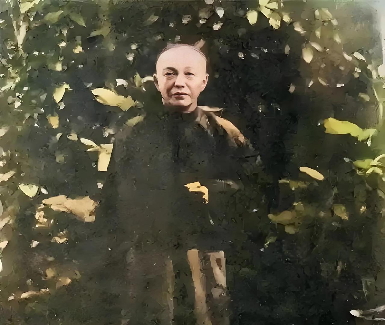 照片上的人叫蒋介卿，他和蒋介石是同父异母的兄弟，也是蒋介石小时候最痛恨的人，然而