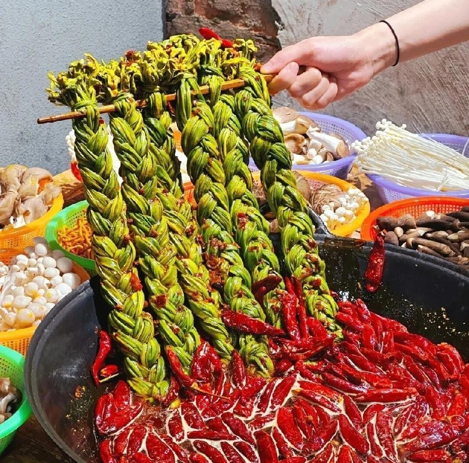 “快餐、盒饭、啤酒、饮料”，每天饭点，杭州出现骑着电动车，放个发泡箱卖饭的游贩，