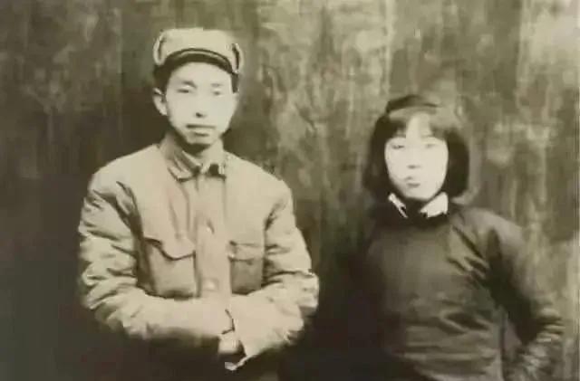 1948年山西窑洞定情照！28岁他与18岁她的合影藏着3个破防细节
这张边角磨白