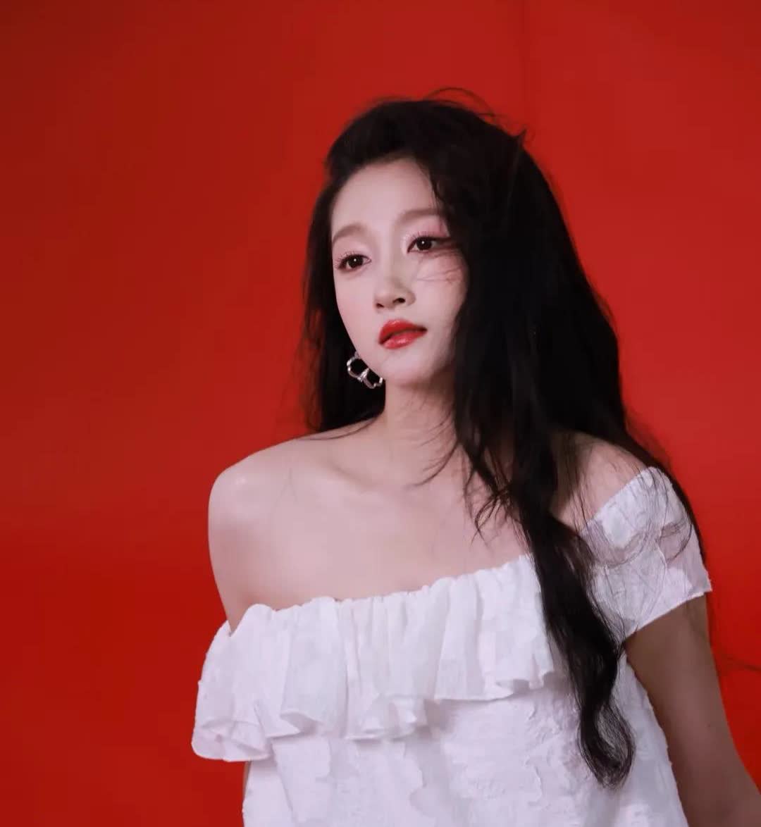 关晓彤你最近
有点不像话了！
不是没有新作品，而是
美的不像话了！