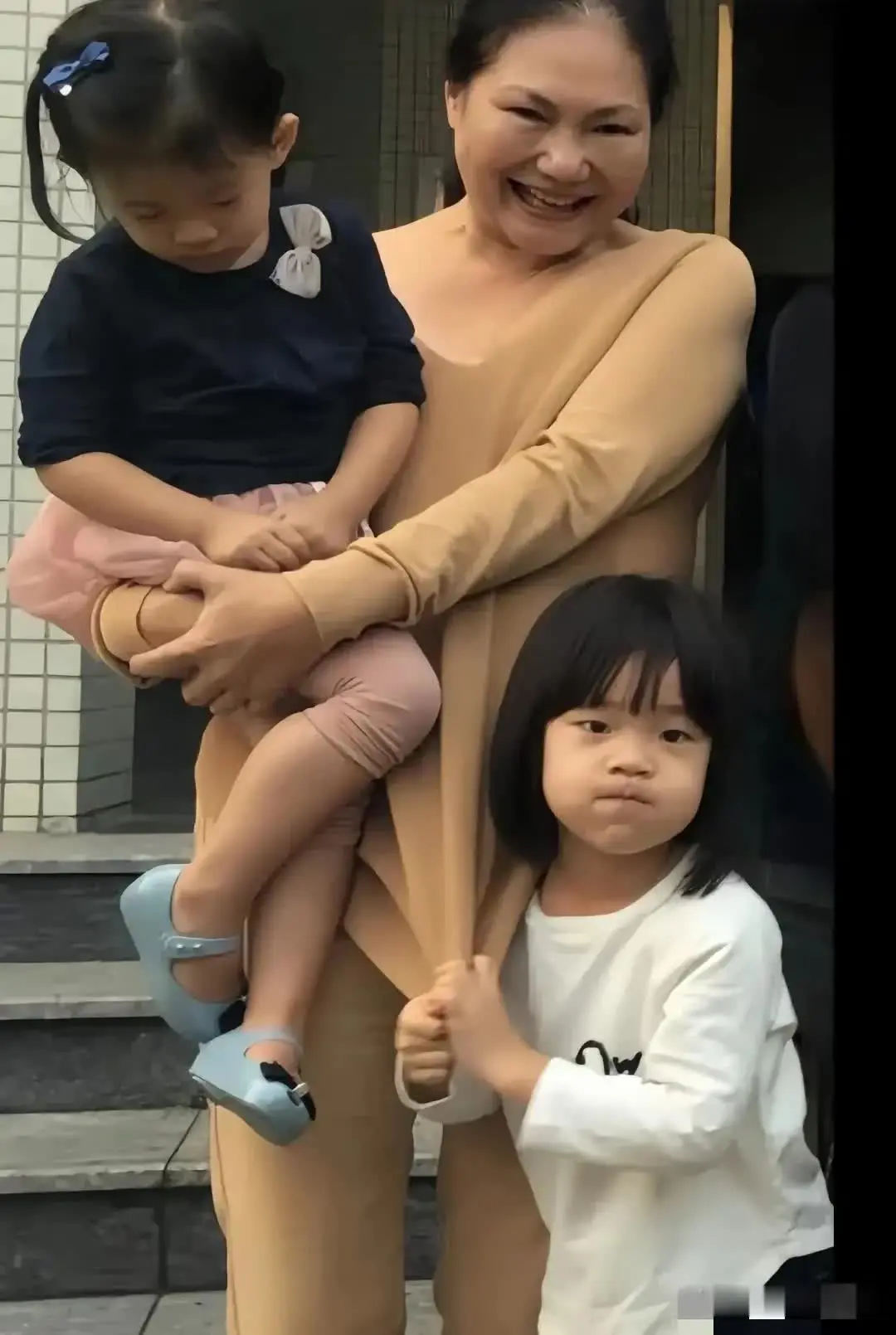 S妈眼看用硬的无法让汪小菲乖乖听自己的话，给自己向他要的750万，就故意流出自己
