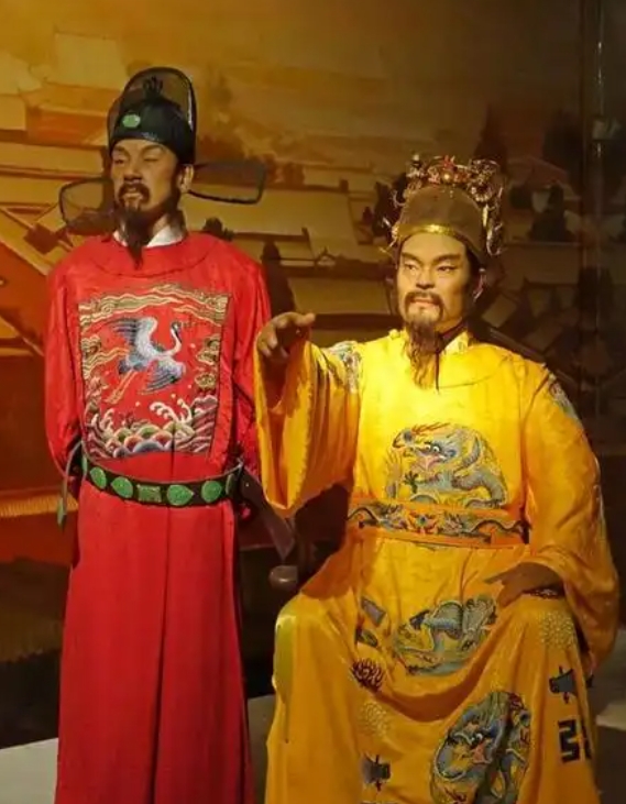 1390年，朱元璋下令抄了陈家，8岁的陈子善站出来，怒吼道：“我祖父陈德为你挡了