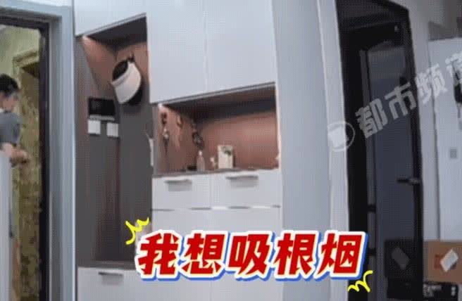 笑不活了！  

河北一名男子喝醉酒了躺在沙发上一直嚷嚷，这时候他妻子刚好回