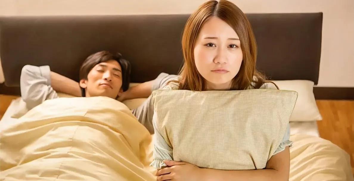 两口子半夜闹腾为啥？原来是为了这些老课本新答案！
前两天晚上十点多，我和老公在床