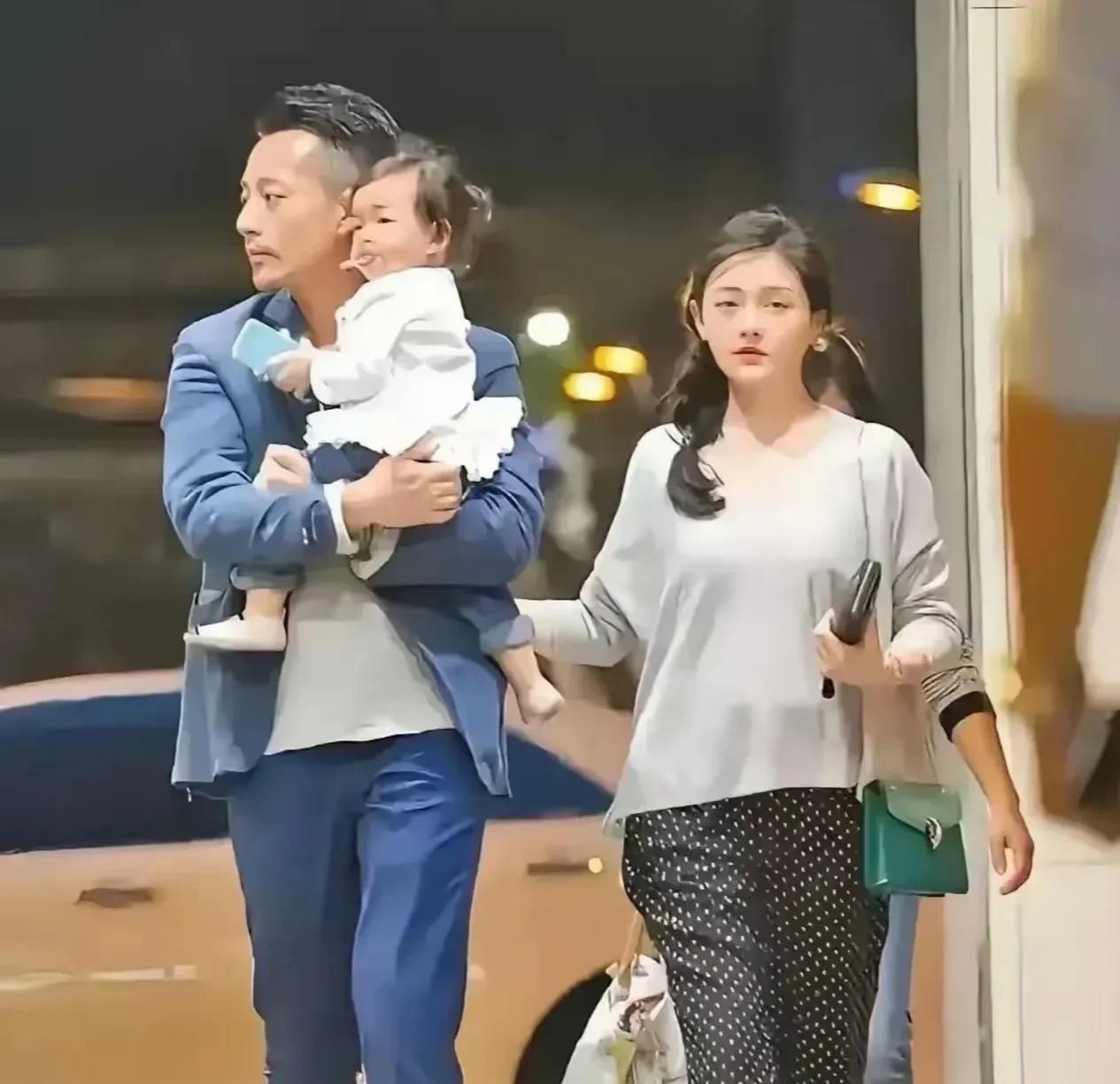 这是我看到最土的大s，完全是村妇打扮，汪小菲就像农民工，夫妻俩抱着女儿到县城来玩