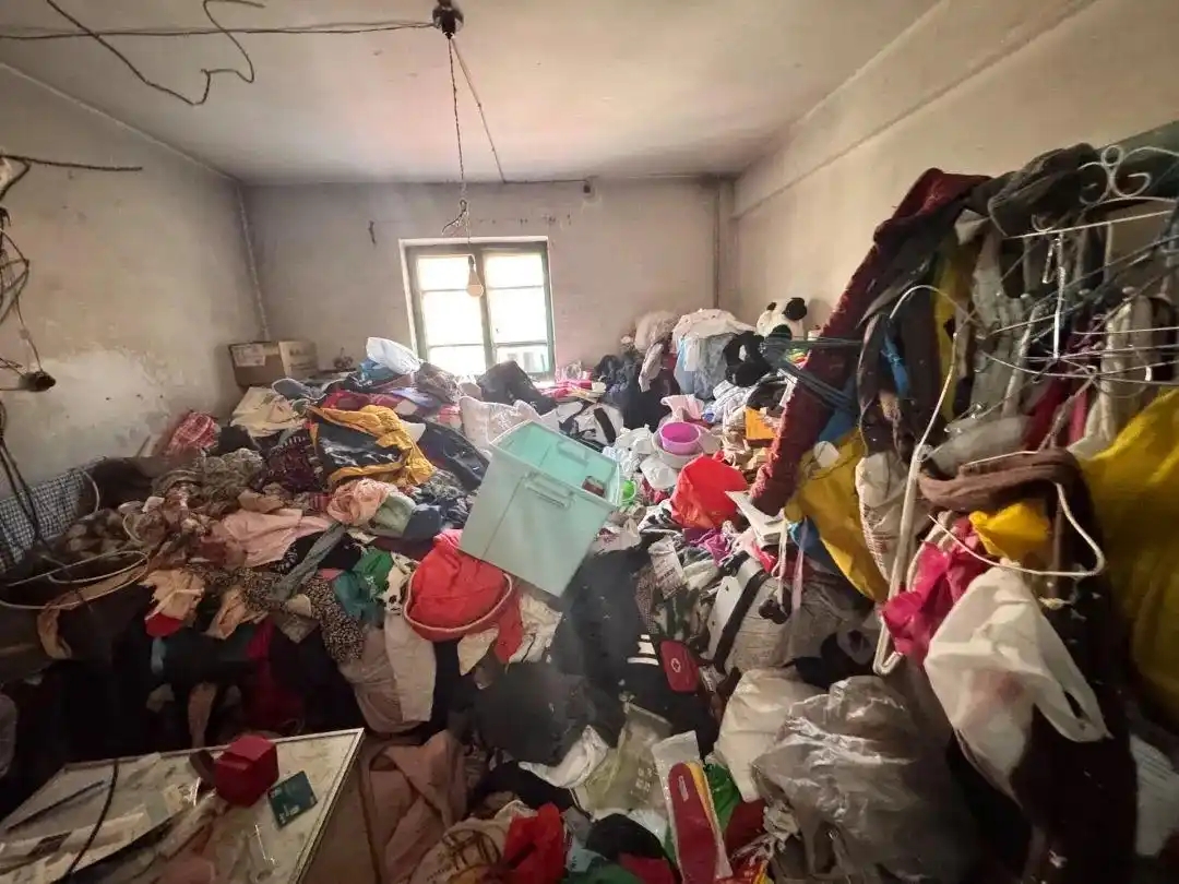 谁能想象！退休金9000元，老人的住房现状竟这般不忍直视！
