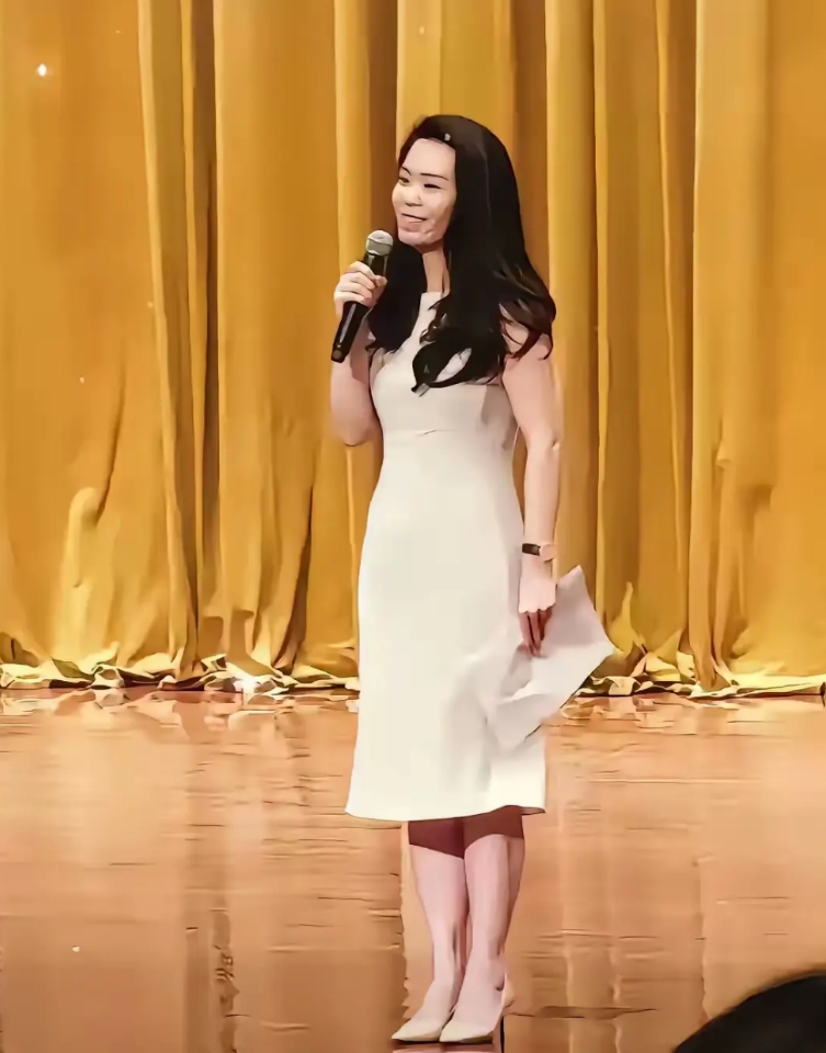 眼睛小了点儿、皮肤差了点、气质也偏村姑了一点儿……总之，就是这一点儿、那一点儿，
