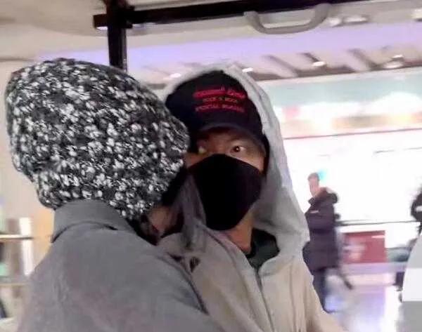“王菲谢霆锋同框眼神拉丝！这满屏的爱意，是藏不住的真爱啊”