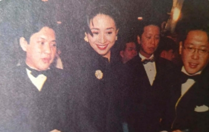 谁说她们不和睦相处，九十年代的何超琼姐妹与大房的姐夫肖百成在一起，肖百成是何超英
