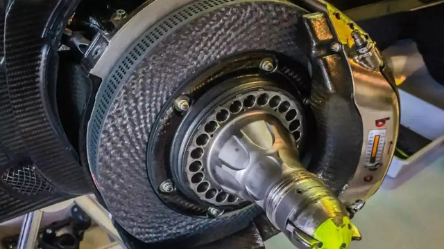 对于买小米汽车人的几句忠告
一辆大马力的车往往是马力、空力动力学、轻量化车身、极