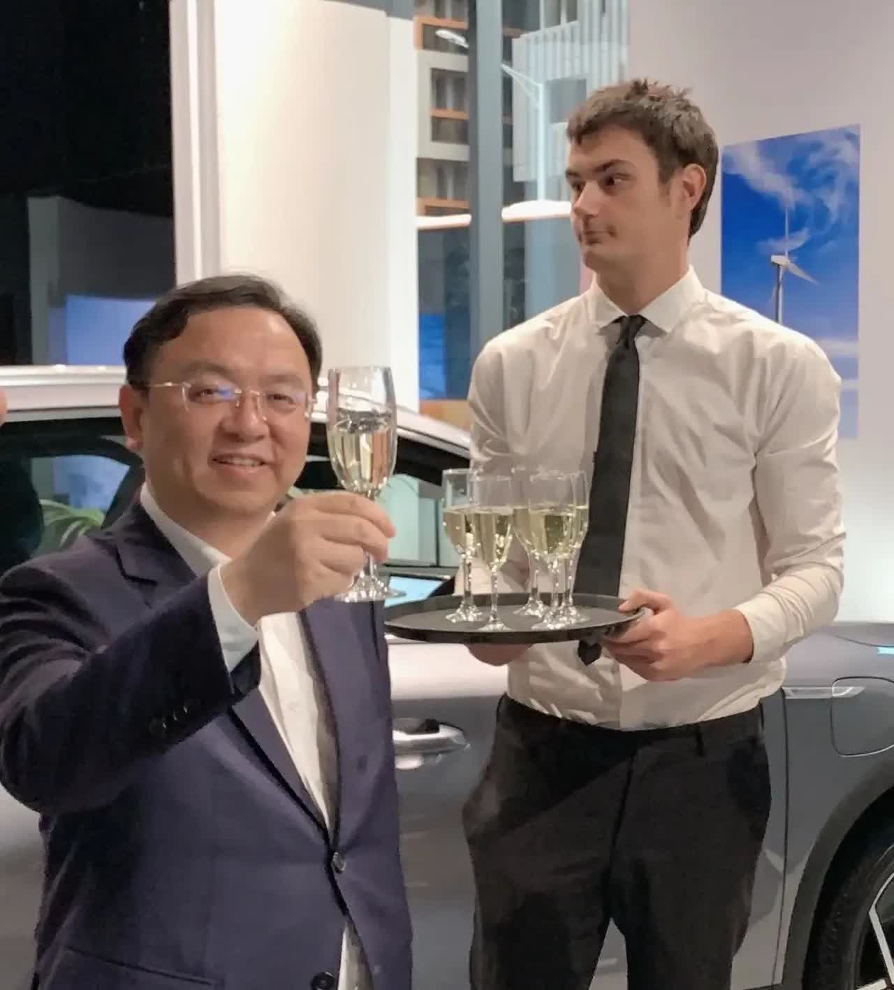 王传福一夜一夜睡不着！
不是比亚迪又研发出新产品了，也不是因为比亚迪大卖了，而
