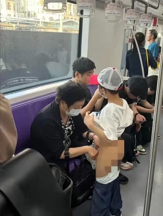 上海地铁内，孙子尿急，奶奶用塑料袋为其接尿，此场景被网友拍照发至网上，并留言：“