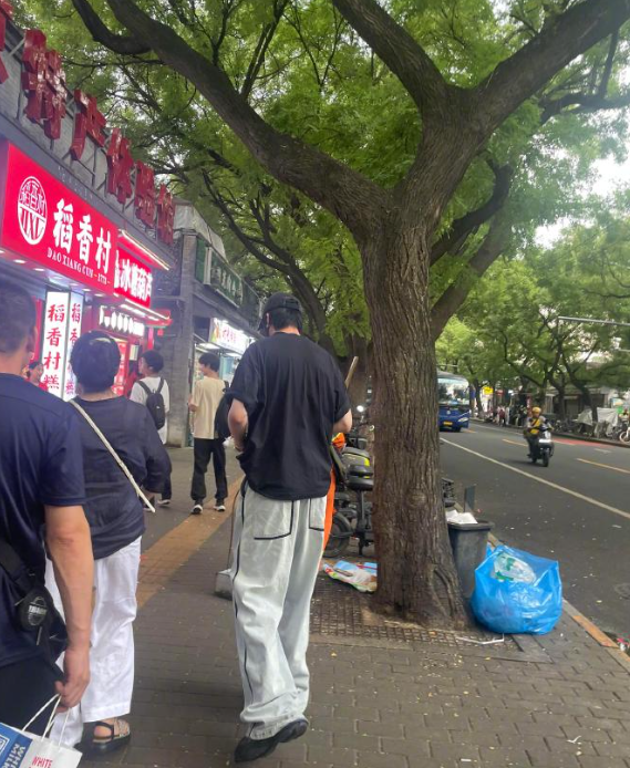 网友南锣鼓巷偶遇宇宁哥，好拽的一长条人