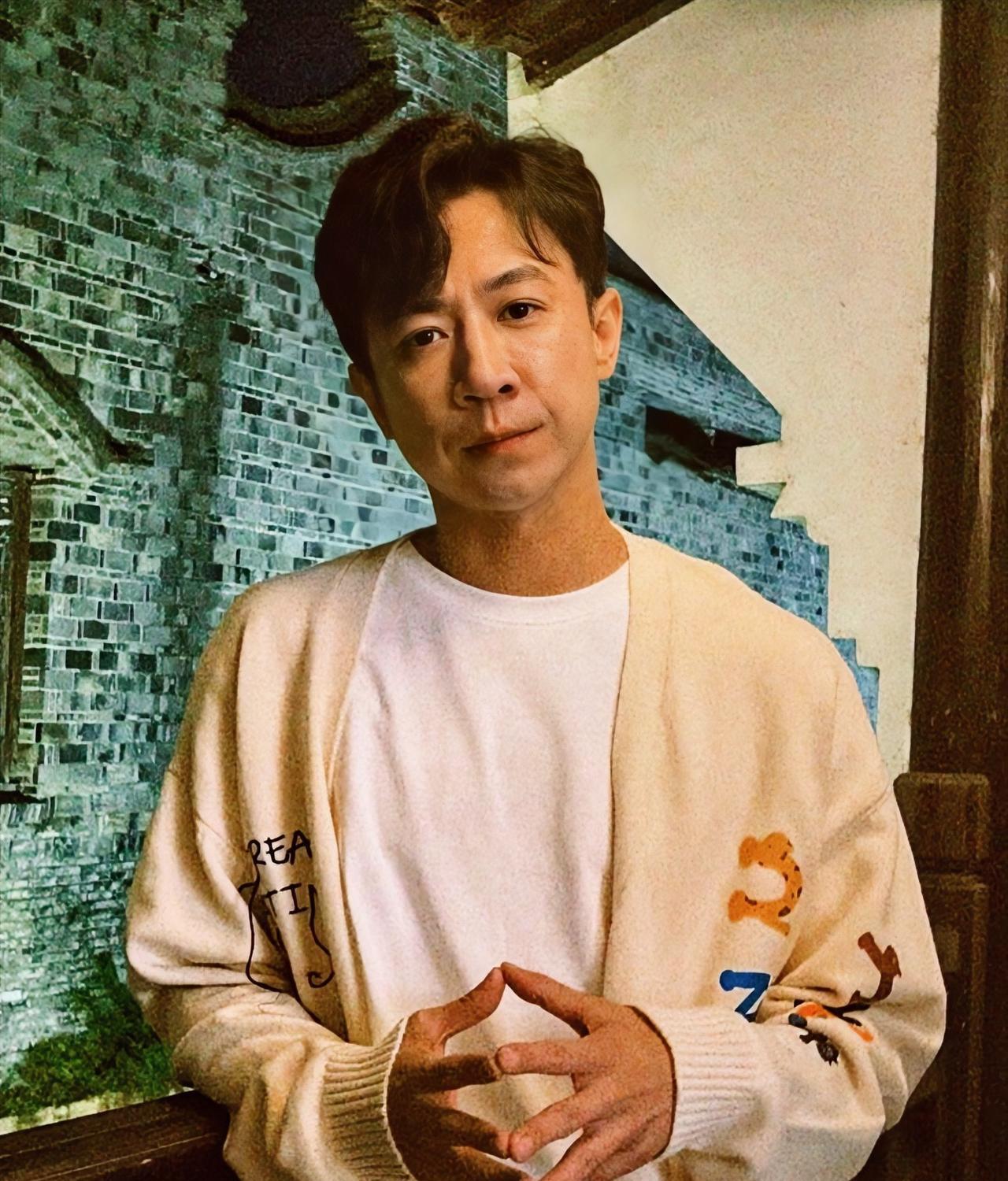 张维伊这人，
是让人越来越看不懂了，
明明是丈母娘的生日，走到哪的开场白就是自己