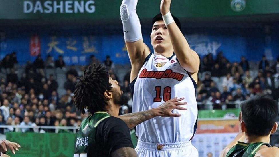 14分10板！焦泊乔已适应广东战术体系，提升一短板杜锋将让他打首发