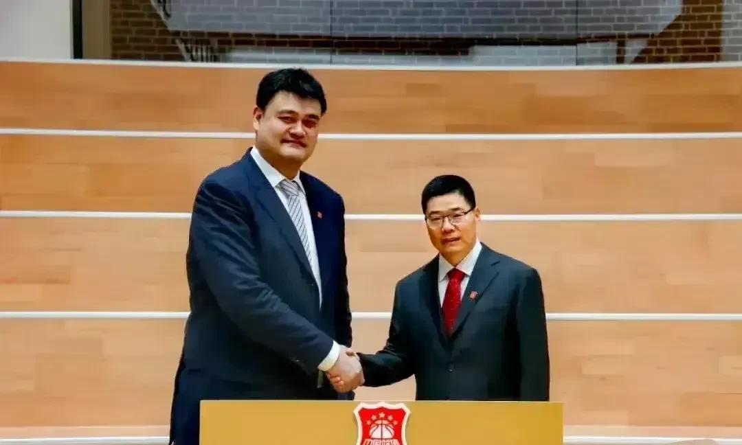 乱世用重典，处罚够严厉。
同样是篮协主席，除了身高相差悬殊以外，在管理手段上也是