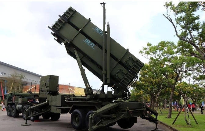 伊朗的导弹一飞，1500万美元的“鸡蛋壳”没了，美军这波真不是“演习”！


