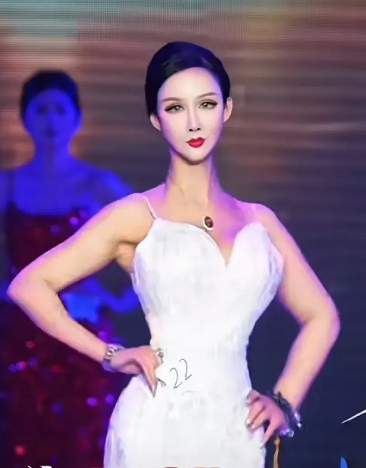 这是个人么？我怎么看不出来她是个人呢？
一看就是个整容，而且整容失败了，这么诡异