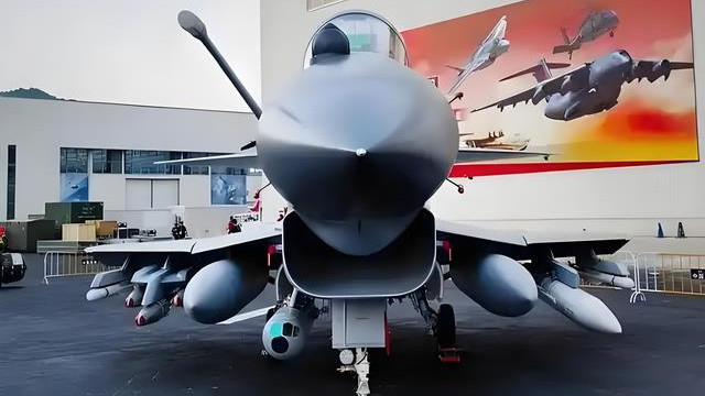 中国展台被挤爆，贵宾点名要看歼10C和歼35，多国代表追着问价格