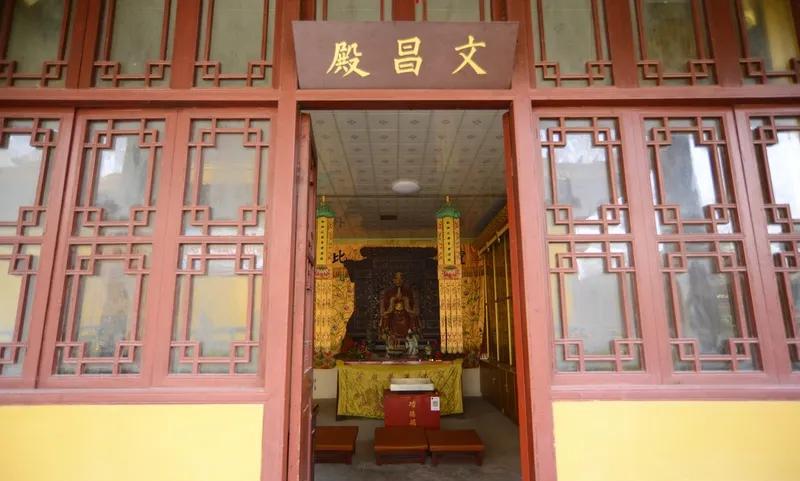 《文昌帝君阴骘文》的主要内容为劝善，受到释道儒三家的推崇。它是中华传统文化中一颗