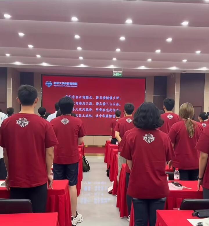 王楚钦在北大入学，穿着红色校服，黑色短裤，后面的竟然比大头哥高！
太有气势了，北