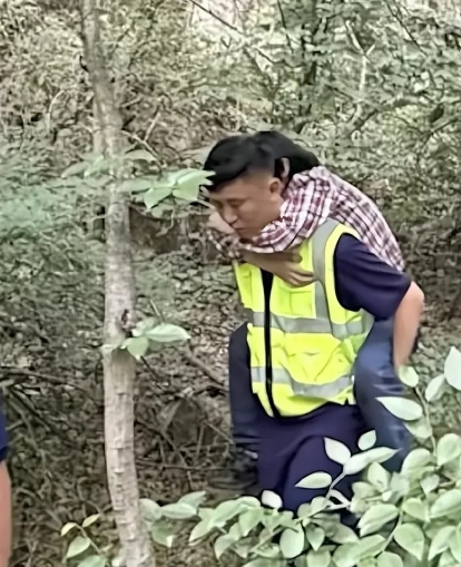 万幸万幸，被救出来了！
    最近，洛阳栾川县一景区发生一起惊险的事情。。一4
