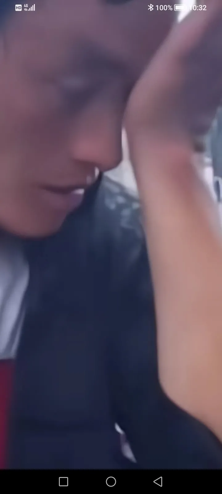 看哭了，转身就哭，妹妹外嫁，因手里没钱，三年没回娘家，哥哥千里迢迢来看妹妹，在妹