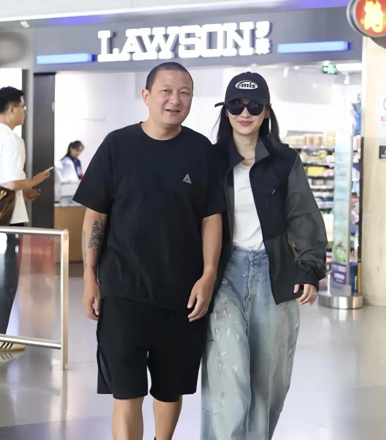 你们发现了吗？女明星的老公越普通，生活越幸福！
梅婷参加完活动，老公机场接机，夫