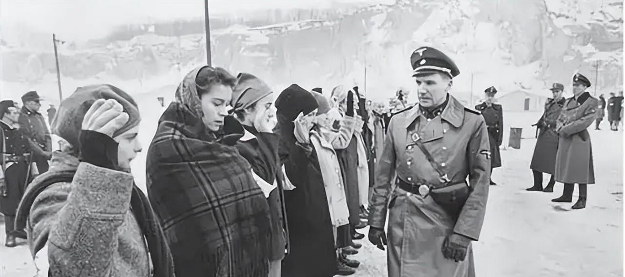 “胸部下垂的通通烧死 ！”1944年，一群纳粹士兵将女囚集中到广场，先命令所有人